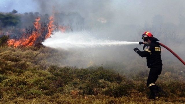 Υπό μερικό έλεγχο η πυρκαγιά στον Υμηττό κοντά στο στρατόπεδο Σακέτα