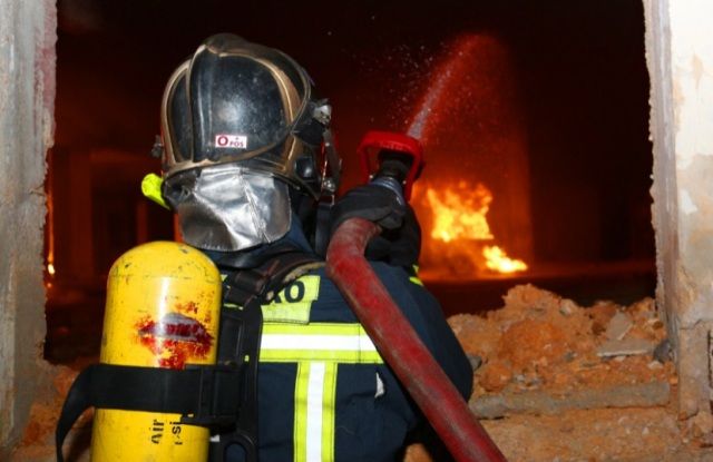Ελληνικό: Αναρχικοί πέταξαν μολότοφ στον Ποντιακό Σύλλογο - Κατέστρεψαν αρχειακό υλικό και στολές