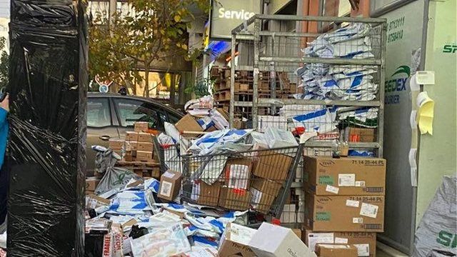 Άγιος Δημήτριος: Εικόνες χάους έξω από εταιρεία ταχυμεταφορών - Δέματα σαν... σκουπίδια!