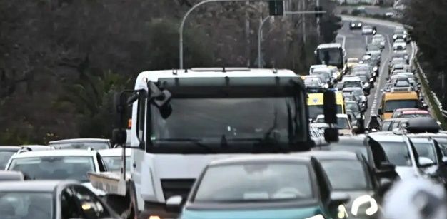 Σύγκρουση 3 αυτοκινήτων στην Κατεχάκη, στο ρεύμα προς Μεσογείων - Αυξημένη κίνηση