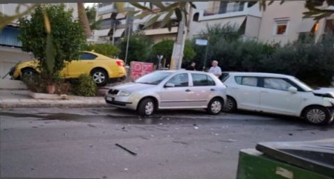 Απίστευτο τροχαίο στην Ηλιούπολη: Ταξί παραλίγο να βρεθεί στην αυλή πολυκατοικίας - Το εμβόλισε κλεμμένο ΙΧ