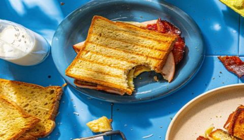 Η συνταγή της ημέρας, Κυριακή 1 Νοεμβρίου 2026: ''Διπλοψημένο τοστ με τυρί, γαλοπούλα και μπέικον''