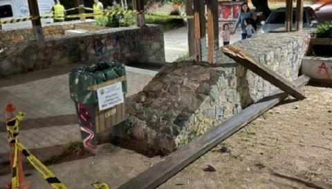 Hλιούπολη: Έπεσε μεγάλο ξύλινο δοκάρι ενώ έπαιζαν παιδιά στο πάρκο του Αγίου Νικολάου