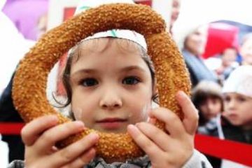 400 παιδάκια στο δημοτικό και το νηπιαγωγείο δεν έχουν ούτε για κουλούρι...