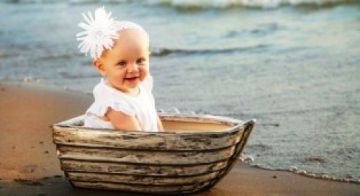 Μάνα για φίλημα... Άφησε το μωρό της στην παραλία...