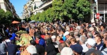 Στην ουρά για μια σακούλα δωρεάν τρόφιμα