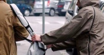 Φοβήθηκαν τη χρεοκοπία, την πάτησαν από... τσαντάκια