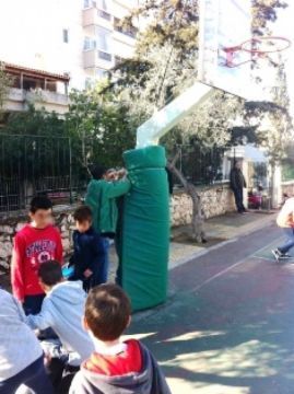 Προστατευτικά στρώματα περιμετρικά στους κορμούς από τις μπασκέτες σε όλα τα σχολεία πρωτοβάθμιας και δευτεροβάθμιας εκπαίδευσης