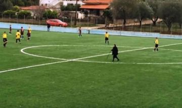 Γιαγιά περνάει μέσα από γήπεδο και διακόπτει αγώνα