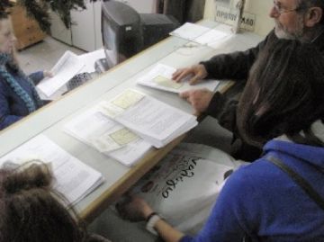 Το Κίνημα Δεν Πληρώνω με την δράση: 1 ευρώ για τα τέλη κυκλοφορίας στην Δ.Ο.Υ. Ηλιούπολης