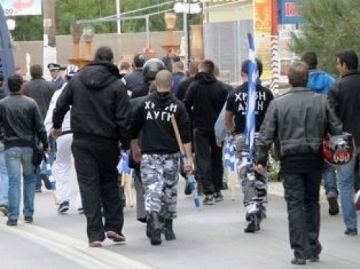 Χρυσαυγίτες κατέβασαν πανό για τον Φύσσα