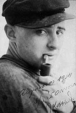 Θα μείνω πάντα ιδανικός κι ανάξιος εραστής των μακρισμένων ταξιδιών και των γαλάζιων πόντων.