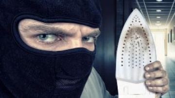 Αδίστακτοι ληστές χτύπησαν και απείλησαν με σιδερο ηλικιωμένη γυναίκα στη Γλυφάδα