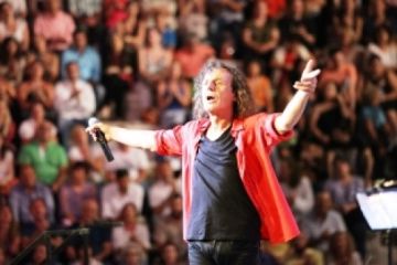 O Βασίλης Παπακωνσταντίνου τραγουδά Μίκη Θεοδωράκη στο Ηρώδειο