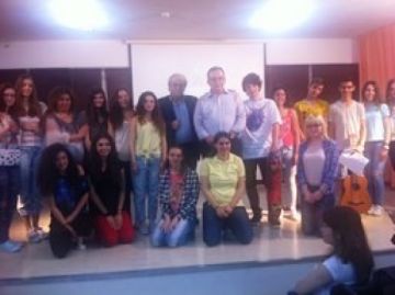 Ο υπουργός, Αρ. Μπαλτάς, και ο Γ.Γ. Θρησκευμάτων, Γ. Καλαντζής, σε μαθητική εκδήλωση (6ο Λύκειο Ν. Σμύρνης) για το Ολοκαύτωμα