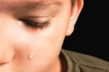 Αυτό είναι το Κράτος; (τον ένα δεν τον αφήνουν να σπουδάσει και τους άλλους να μην έχουν φως)...