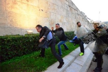 Αγριότητες σε βάρος Κουμουτσάκου από ακραία στοιχεία στην πορεία των Ποντίων