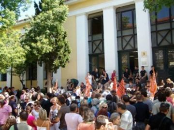 ΠΟΕ-ΟΤΑ: η κυβέρνηση επιχειρεί να καταργήσει το δικαίωμα στην απεργία και τρομοκρατεί