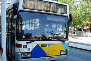 Οδηγός Λεωφορείου απαίτησε από ηλικιωμένο να κατέβει γιατί φορούσε ξεκούμπωτο πουκάμισο