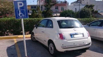 Διάλογος με γυναίκα που πάρκαρε σε θέση για άτομα με αναπηρία