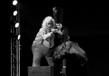  Ο Αδαής και ο Παράφρων στο θέατρο του Ιδρύματος «Μιχάλης Κακογιάννης» 