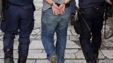 Xειροπέδες σε αρχιφύλακα για πλαστογραφία, υπεξαίρεση, κλοπή ρεύματος