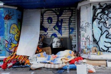 Ποιός είναι ο νεαρός που μοιράζει τσιγάρα στους άστεγους; ( by ΒΕΡΕΝΙΚΗ)