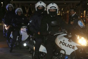 Νεαρός έβαλε φωτιά και απείλησε αστυνομικούς με μαχαίρι στο Ελληνικό