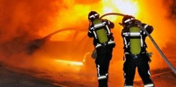 Στις φλόγες 3 αυτοκίνητα στο κέντρο της Γλυφάδας.