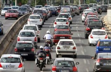 Άρειος Πάγος: Τα μηχανάκια που περνούν ανάμεσα στα ΙΧ ευθύνονται για τα τροχαία