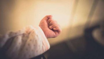 Σοκ: Βρέφος βρέθηκε νεκρό μέσα σε σκουπίδια στην Γυρτώνη Λάρισας