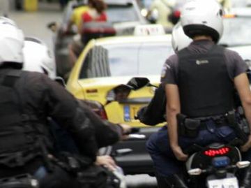 Μεγάλη αστυνομική επιχείρηση στο Παλαιό Φάληρο -Ανταλλαγή πυροβολισμών με Γεωργιανούς ληστές.