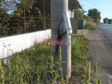 Σοκ στην Πατρών- Πύργου: Κολώνα φωτισμού κρέμεται έτοιμη να πέσει στα κεφάλια περαστικών. 