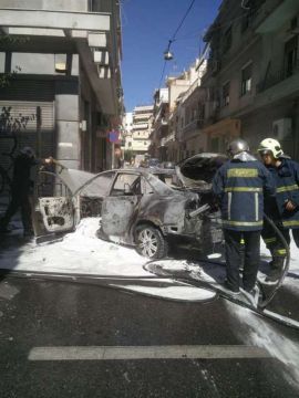 ΤΩΡΑ: Αυτοκίνητο πήρε φωτιά στη Λεωφόρο Ηλιουπόλεως