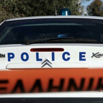 Οι αστυνομικοί έπιασαν στα πράσα τους απατεώνες στο σπίτι ηλικιωμένης