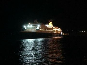 Προσάραξε το Blue Star Patmos - εισροή υδάτων στην δεξιά πλευρά.