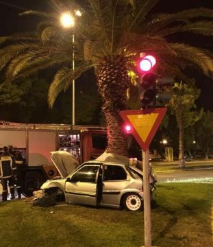 Σοβαρό τροχαίο ατύχημα στη Βουλιαγμένης - νεαροί απεγκλωβίστηκαν από την Πυροσβεστική