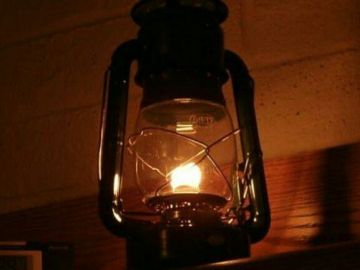 Ηράκλειο: Έκοψαν το ρεύμα σε άνεργη μητέρα τριών ανήλικων παιδιών για χρέος 500 ευρώ!