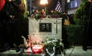 Η μητέρα του Καπελώνη ξεσπά: Η Χρυσή Αυγή καπηλεύεται τη δολοφονία του γιου μου