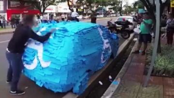 Πάρκαρε σε θέση για ΑμεΑ και τον στόλισαν κανονικά!