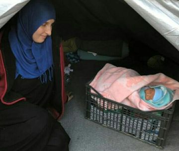 Μακριά από στολισμούς και γιορτές η φάτνη αναβιώνει τραγικά σε μια σκηνή στη Μόρια