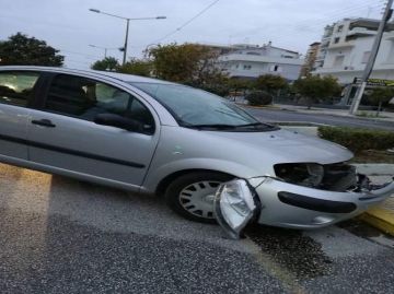 Συμβαίνει τώρα - Ηλιούπολη . Αυτοκίνητο έπεσε σε κολόνα