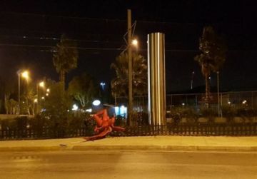 Κουκουλοφόροι  έδεσαν και έριξαν στον δρόμο τον Phylax και όχι ο αέρας