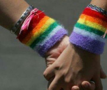 Και τα ομόφυλα ζευγάρια θα μπορούν να γίνονται ανάδοχοι γονείς.