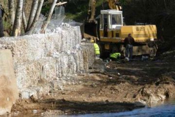 Πνίγουν με τσιμέντο τα τελευταία ρέματα της Αττικής  