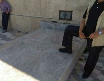 Κομπολόι, μαγκιά και το πόδι στο κενοτάφιο του Άγνωστου Στρατιώτη