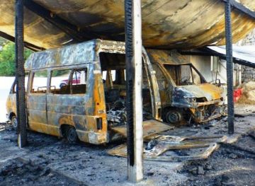 Κάηκαν δύο ασθενοφόρα του Κέντρου Υγείας Μήλου