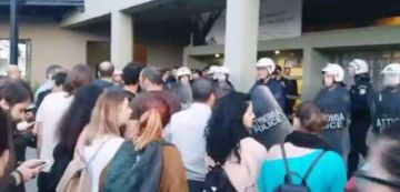 Διαμαρτυρία αδιόριστων Εκπαιδευτικών σε εκδήλωση με ομιλητή τον Γαβρόγλου στην Αργυρούπολη  