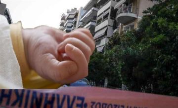 Το κορίτσι του διπλανού ακάλυπτου (της Έλενας Ακρίτα)