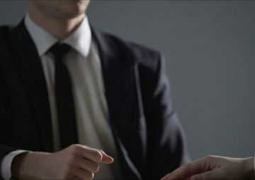 Θησαύριζε τάζοντας διορισμούς σε ξένες πρεσβείες